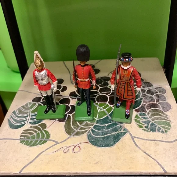 Vintage British Tin Men - Picture 1 of 5
